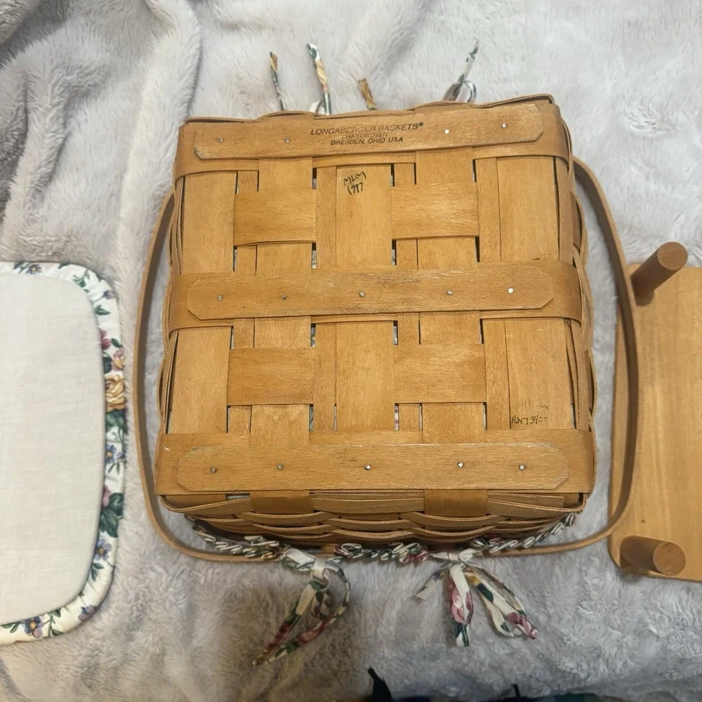1997 LONGABERGER WOVEN TRADITIONS CAKE BASKET COMBO W/LINER PROTECTOR PAD LID
